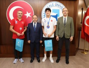 PAÜ’lü Milli Yüzücü’den Rektör Güngör’e Ziyaret