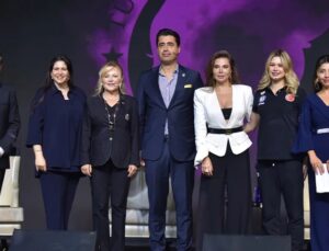 ‘Yılın İlham Veren Sanatçısı’ Ödülünü Alan Ebru Yaşar’dan Törene Damga Vuran Filistin Konuşması