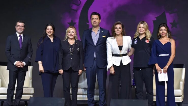 ‘Yılın İlham Veren Sanatçısı’ Ödülünü Alan Ebru Yaşar’dan Törene Damga Vuran Filistin Konuşması
