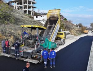 Büyükşehir’den Namık Kemal Caddesi’nde Sıcak Asfalt Çalışması