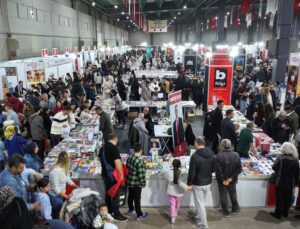 Denizli Kitap Fuarı Ziyaretçi Akınına Uğruyor
