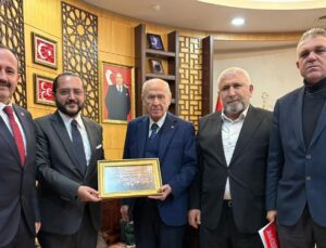 Yılmaz, Lider Bahçeli’ye Çalışmalarını Anlattı, Anlamlı Hediye Takdim Etti, Teşekkür Aldı