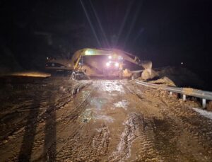 Büyükşehir Ekiplerinden Buldan ve Babadağ’da Riskli Yollarda Çalışma