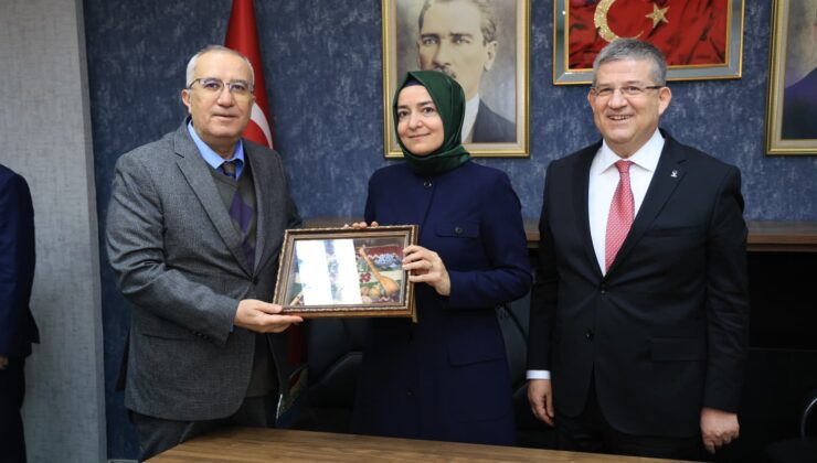 Arslan’dan Fatma Betül Sayan Kaya’ya Anlamlı Hediye