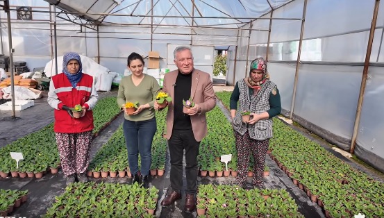 8 Mart’a Özel 8 Bin Çiçek! Honazlı Kadınlara Anlamlı Sürpriz