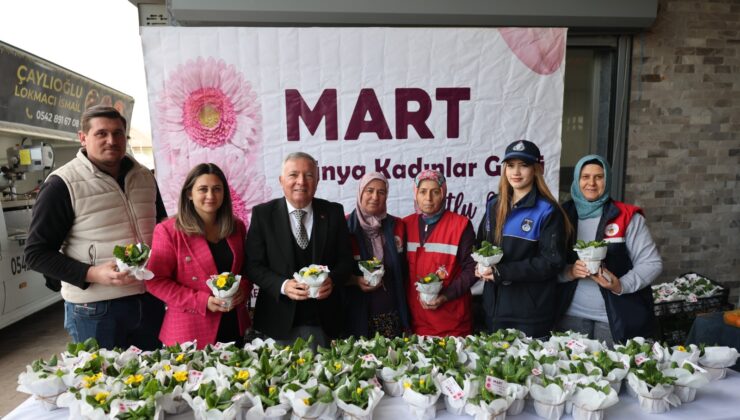 Honaz’da Kadınlara 8 Mart Hediyesi: Yerel Tohum Merkezinde Yetiştirilen Çuha Çiçekleri Dağıtıldı