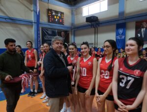 Çardak’ta Kadınlar Günü’ne Özel Voleybol Turnuvası Düzenlendi