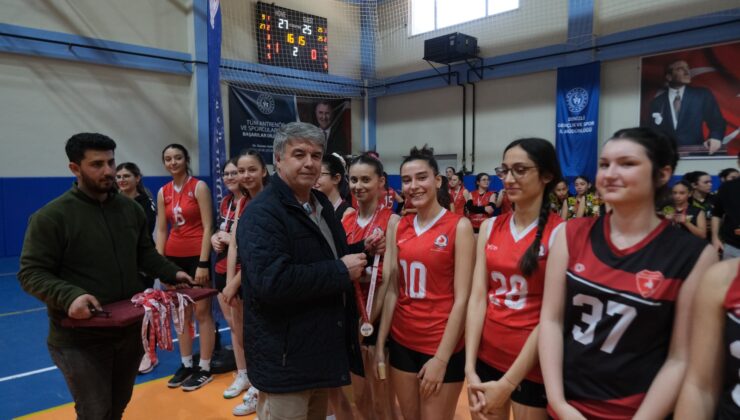 Çardak’ta Kadınlar Günü’ne Özel Voleybol Turnuvası Düzenlendi