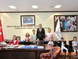 Başkan Çavuşoğlu Koltuğunu Çocuklara Devretti