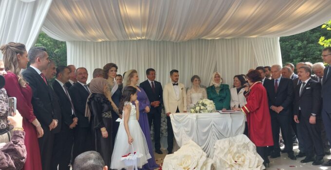 Denizli’de Dikkat Çeken Nikâh! 41 Şahit Aynı Anda Sahneye Çıktı