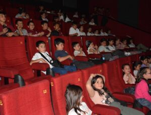 Babadağlı Çocuklar Sinema ile Buluştu: Başkan Kumral’dan Sosyal Atak