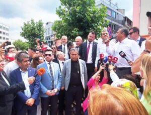 CHP Lideri Özgür Özel: “Otobüslerimizi Aldılar Ama Biz Denizli’de Bankın Üstünde, Milletin Gönlündeyiz”