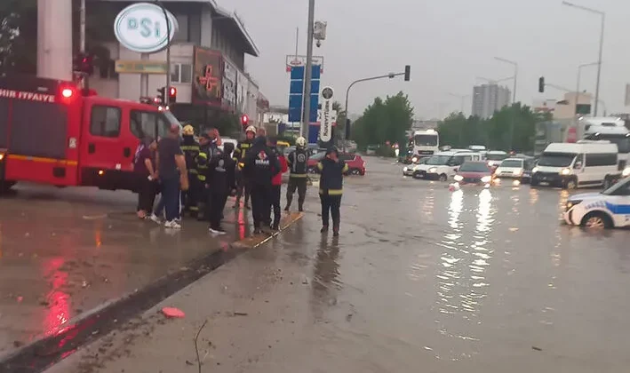 Denizli’de Sağanak Yağış Trafiği Felç Etti