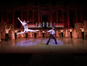 Sanat Şehri Denizli’de Tarihi Gece “Zorba” Balesi Hierapolis’te Sahnelendi