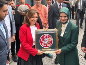Kızılay’dan Bakan Göktaş’a Anlamlı Hediye: “Hilâl-i Ahmer Çiçeği”
