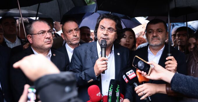 Yağmur Altında Şeniz Doğan’a Destek