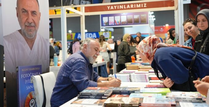 Denizli TÜYAP Kitap Fuarı’nda Yazar Yağmuru Sürüyor