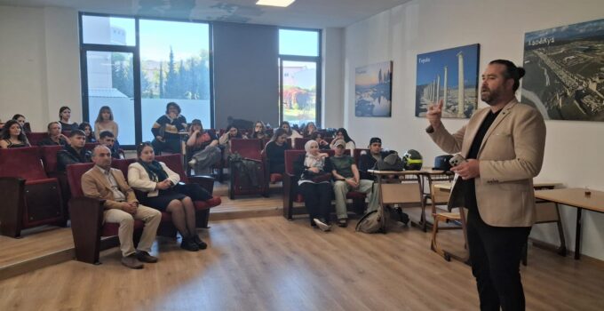 Gazeteci Özkan Tokmak PAÜ İletişim Fakültesi Öğrencileriyle Buluştu