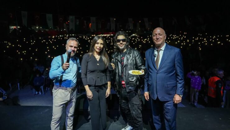 Ünlü Sanatçı Sevilen Şarkılarıyla Unutulmaz Bir Gece Yaşattı